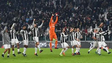 O gola&ccedil;o de Pjanic foi o &aacute;pice do primeiro tempo arrasador da Juve, eliminando o Milan