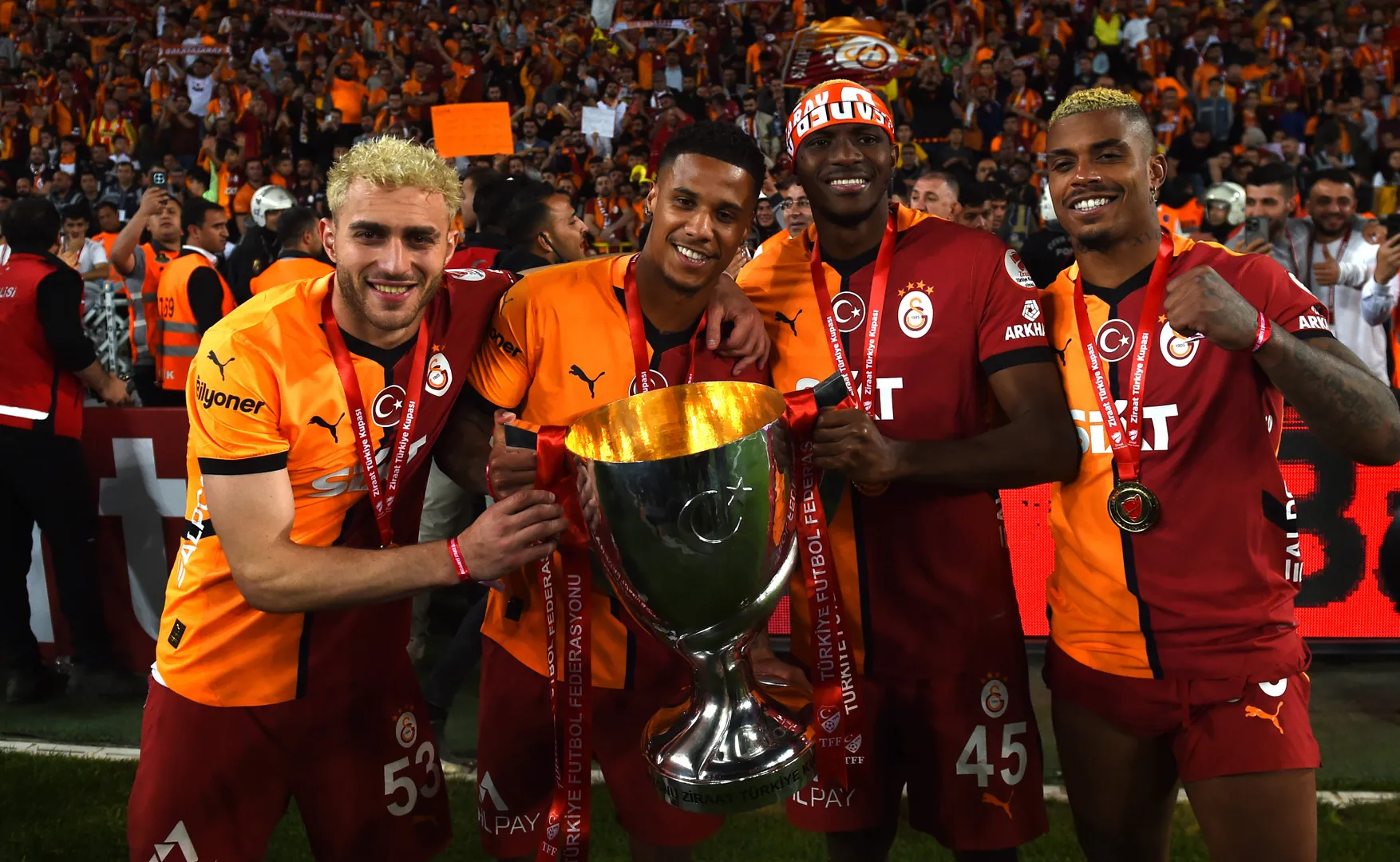  Victor Osimhen e elenco do Galatasaray ap&oacute;s conquista da Copa da Turquia (Foto: IMAGO /&nbsp;Seskim Photo TR)