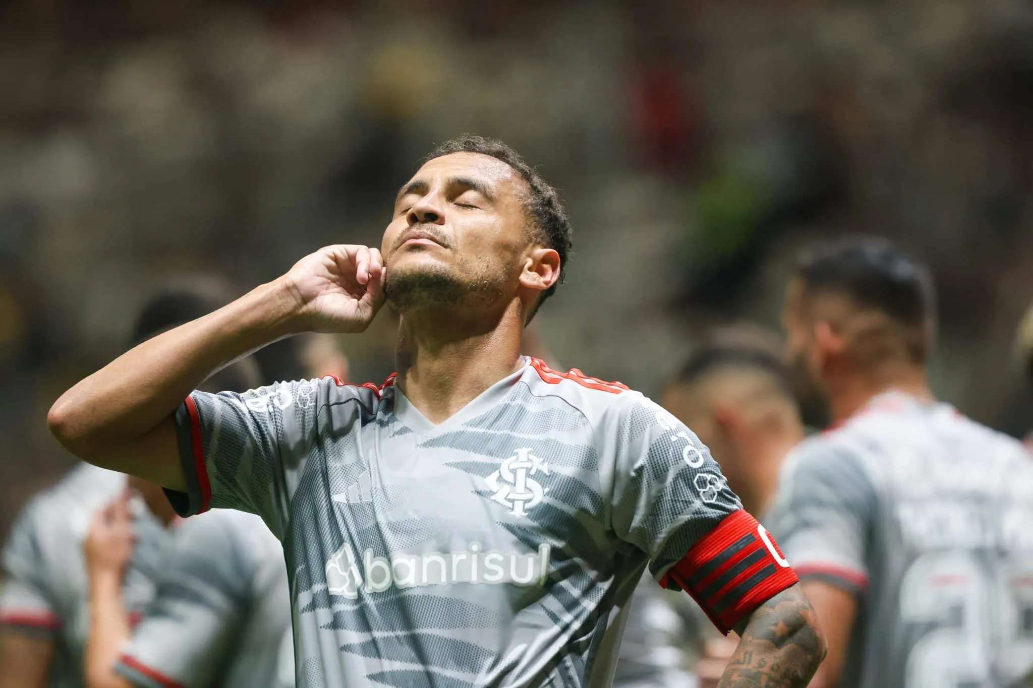 Erros individuais do Atl&eacute;tico-MG facilitam vit&oacute;ria do Internacional durante dil&uacute;vio