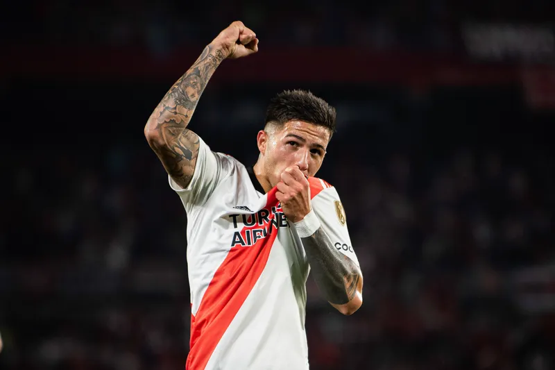 Enzo Fern&aacute;ndez beija o escudo do River Plate