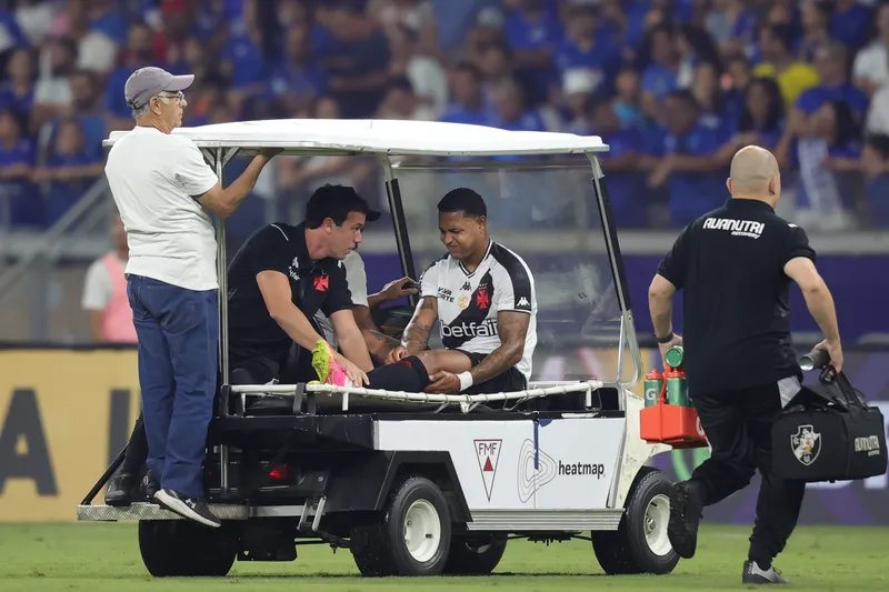 David sofreu les&atilde;o durante o empate com o Cruzeiro, no Mineir&atilde;o (Foto: Icon Sport)