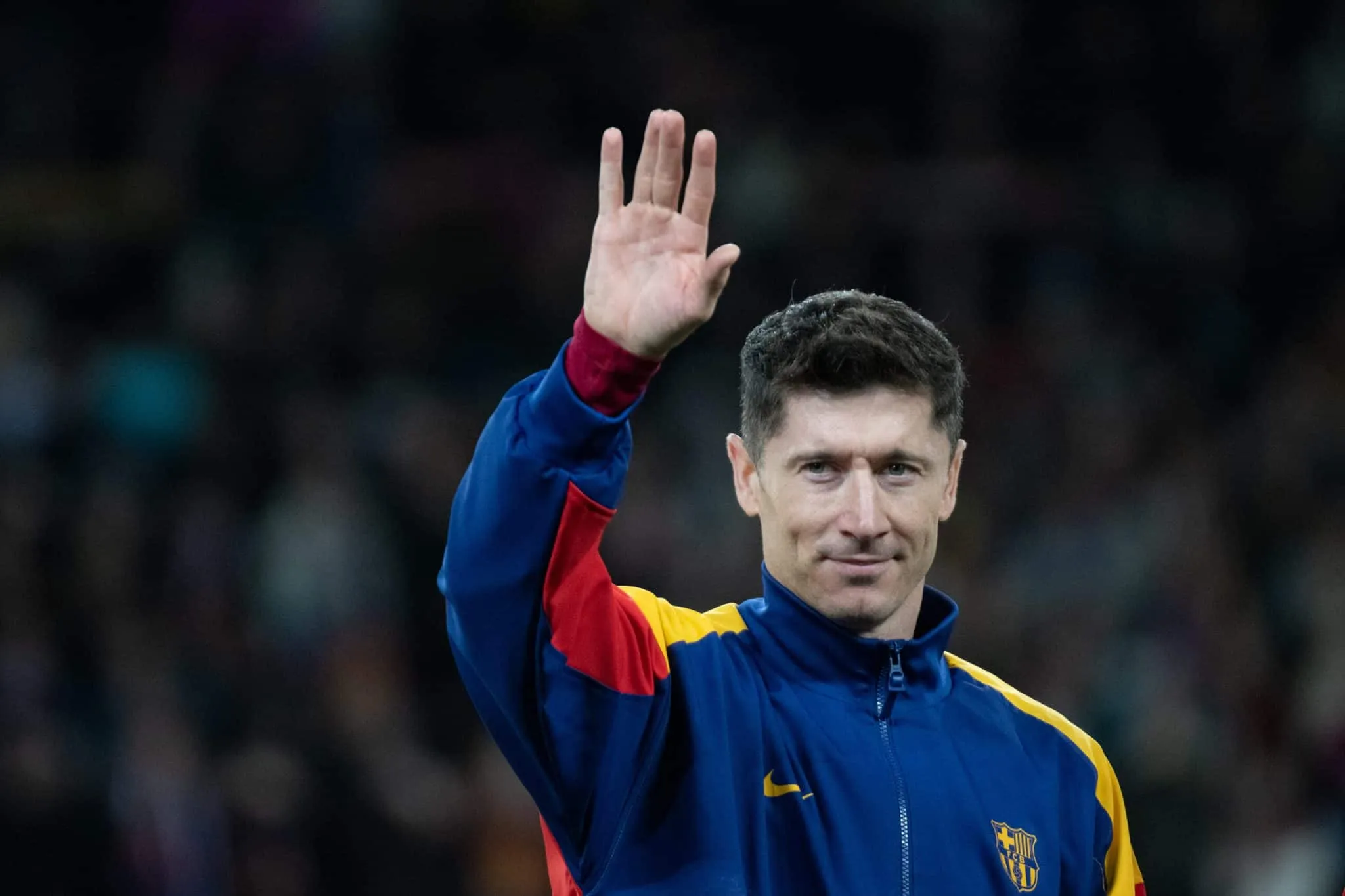 Mesmo &lsquo;mal&rsquo;, Lewandowski j&aacute; pode ultrapassar duas lendas do Barcelona