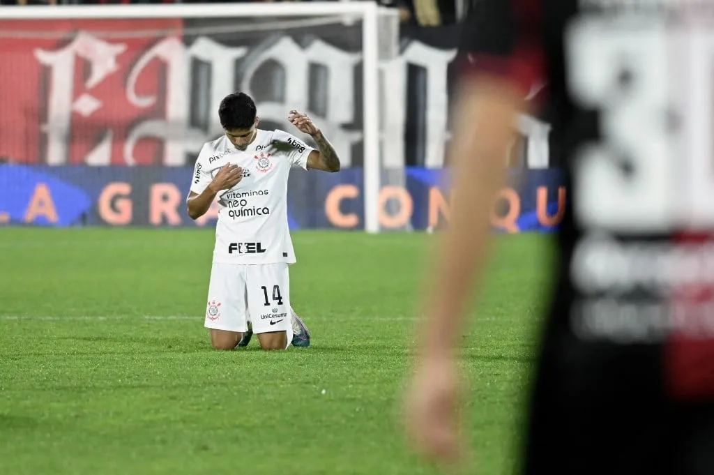 Corinthians segura o Newell&rsquo;s, mant&eacute;m marca e avan&ccedil;a na Sul-Americana