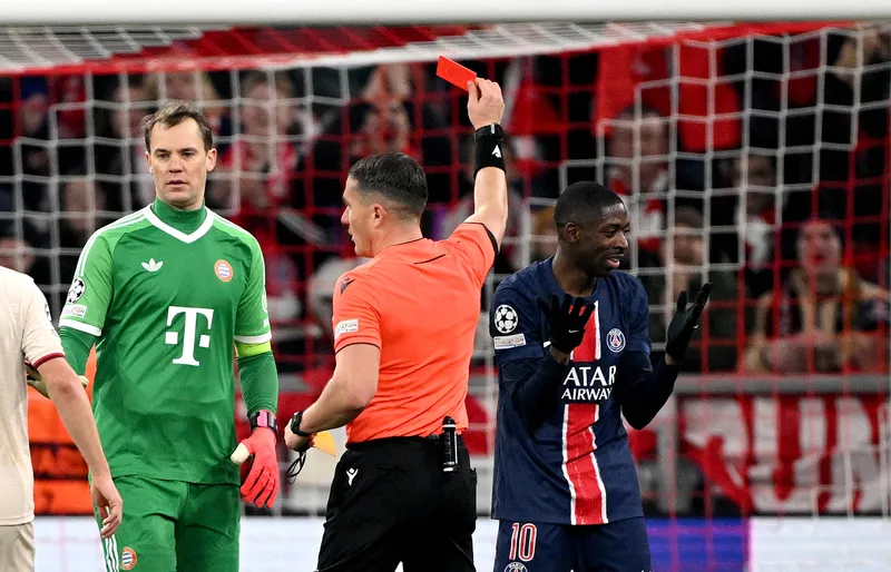 Momento em que Dembel&eacute; recebe o cart&atilde;o vermelho