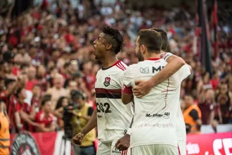 Diego Alves garante atr&aacute;s, Bruno Henrique na frente e Flamengo mant&eacute;m ritmo forte na ponta do Brasileir&atilde;o