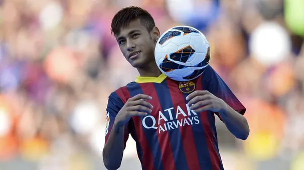 Neymar faz gra&ccedil;a com a bola em sua apresenta&ccedil;&atilde;o no Camp Nou (AP Photo/Manu Fernandez)