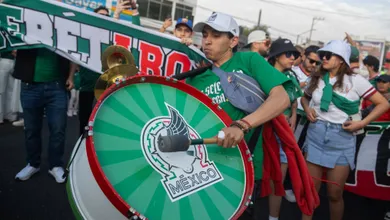 Copa do Mundo: Morte e protestos marcam amistoso ca&oacute;tico em est&aacute;dio da abertura