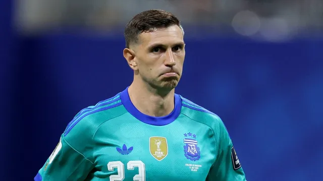 &lsquo;N&atilde;o somos n&oacute;s que decidimos&rsquo;: Dibu Mart&iacute;nez rebate ideia sobre favorecimento &agrave; Argentina na Copa