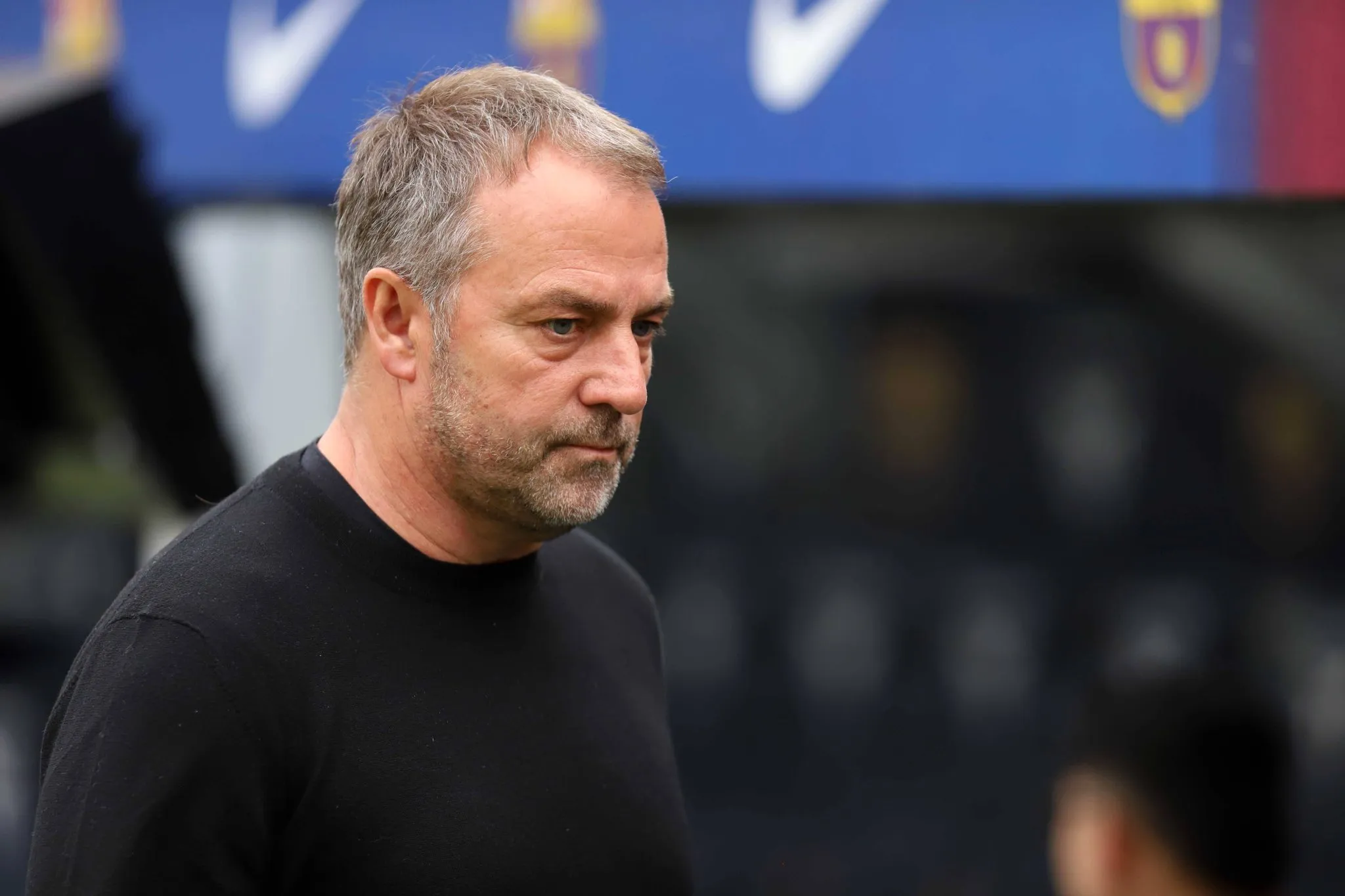 O t&eacute;cnico Hansi Flick em jogo do Barcelona 