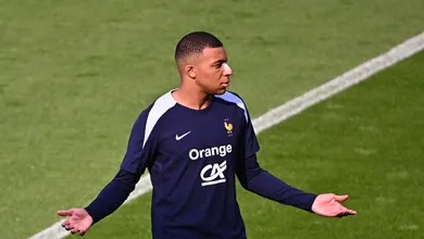 &lsquo;&Eacute; normal, s&oacute; mais r&aacute;pido&rsquo;: goleiro da &Aacute;ustria detona Mbapp&eacute; ap&oacute;s les&atilde;o no nariz