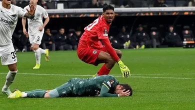 De her&oacute;i a vil&atilde;o: Goleiro brasileiro comete p&ecirc;nalti pol&ecirc;mico e sela classifica&ccedil;&atilde;o do Tottenham