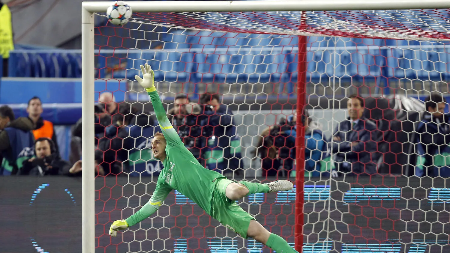 Jan Oblak (Goleiro, 23 anos) &ndash; Oblak foi a aposta de Simeone para suprir a sa&iacute;da de Courtois, depois da final da Champions de 2014. Foi contratado por &euro; 16 milh&otilde;es do Benfica. Chegou at&eacute; a ser preterido por Moy&aacute; na sua primeira temporada em Madri, mas foi pouco a pouco ganhando a confian&ccedil;a do argentino. Hoje, &eacute; titular absoluto e um dos melhores goleiros da Champions. (Foto: AP)