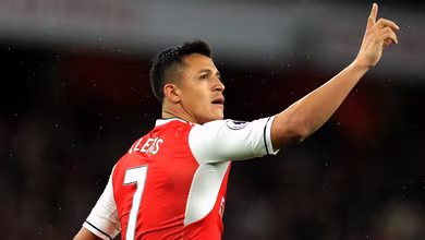 S&aacute;nchez chega a 28 gols na temporada e deixa Arsenal a um ponto do Liverpool