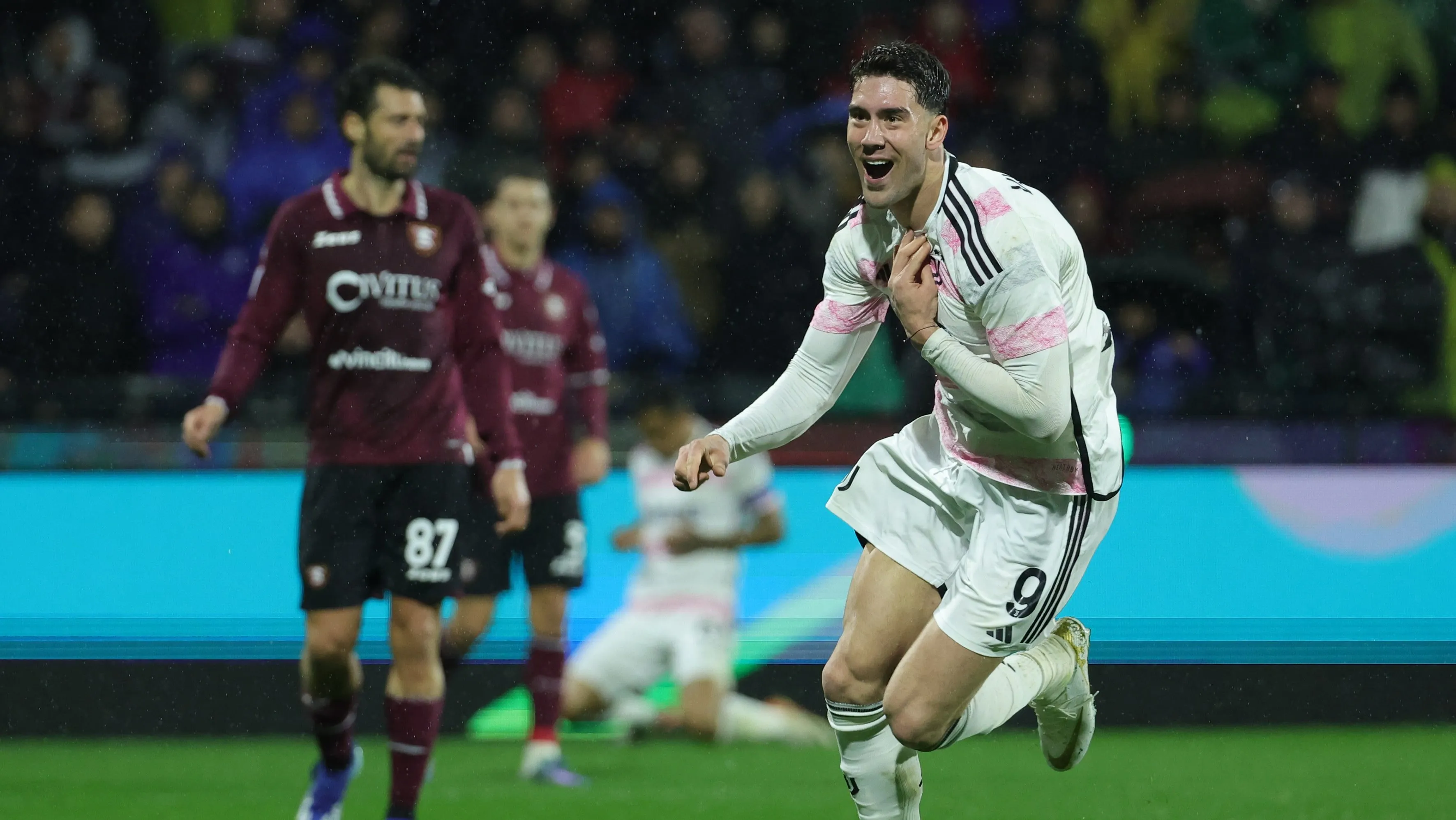 Decisivo, Vlahović mant&eacute;m a Juventus na cola da Inter com vit&oacute;ria de virada sobre a Salernitana