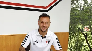 Rafinha renova com S&atilde;o Paulo at&eacute; 2024 para se firmar como &iacute;dolo no time do cora&ccedil;&atilde;o