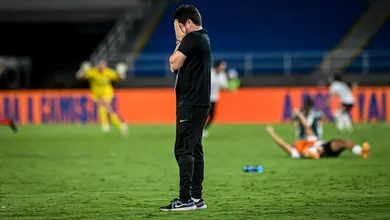 Arthur Elias encerra ciclo no Corinthians com l&aacute;grimas e &lsquo;vira a chave&rsquo; em tempo recorde para assumir a Sele&ccedil;&atilde;o