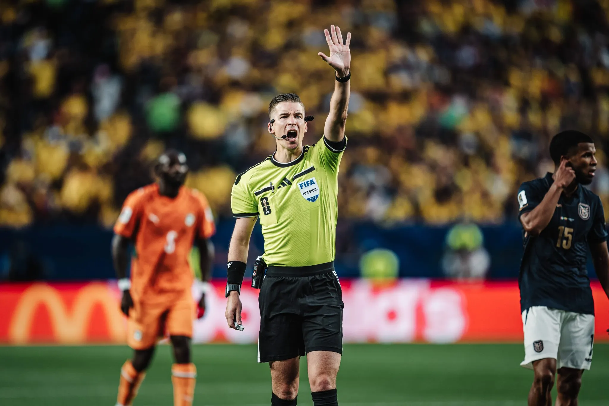 &Aacute;rbitro inicia contagem regressiva em partida entre Costa do Marfim x Equador pela Copa do Mundo (Foto: Imago/Justus Stegemann)