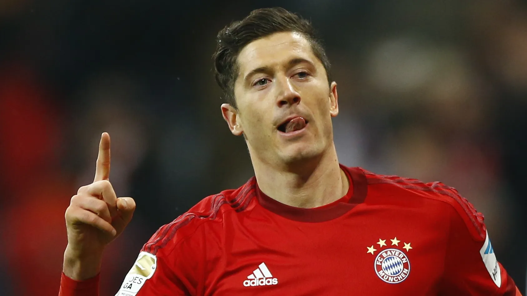 [V&iacute;deo] Lewandowski aproveita passeio na Gr&eacute;cia para bater bola com crian&ccedil;as na rua