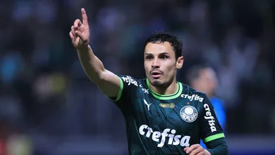 Convocado por Diniz, Veiga tem sua vers&atilde;o mais completa pelo Palmeiras em 2023