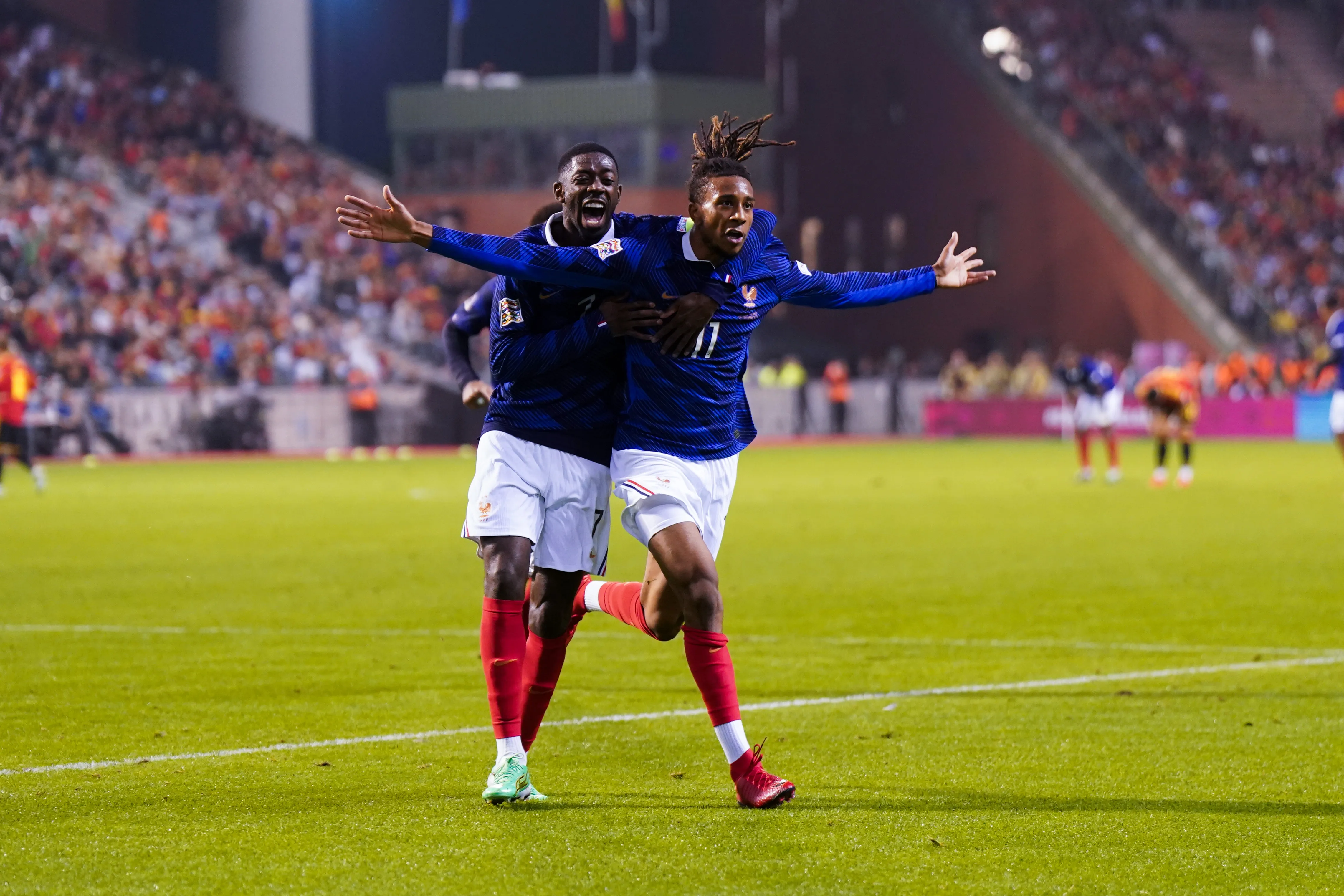 Olise e Demb&eacute;l&eacute; comemoram gol da Fran&ccedil;a