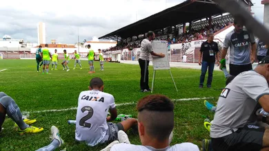 Rua Javari foi palco de uma prele&ccedil;&atilde;o no gramado do t&eacute;cnico do Figueirense na Copinha