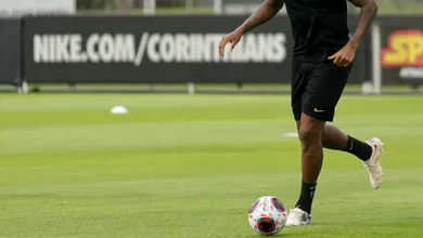 Se preparando para 2024, Santos abre sequ&ecirc;ncia de contrata&ccedil;&otilde;es com veteranos com passagens por rivais