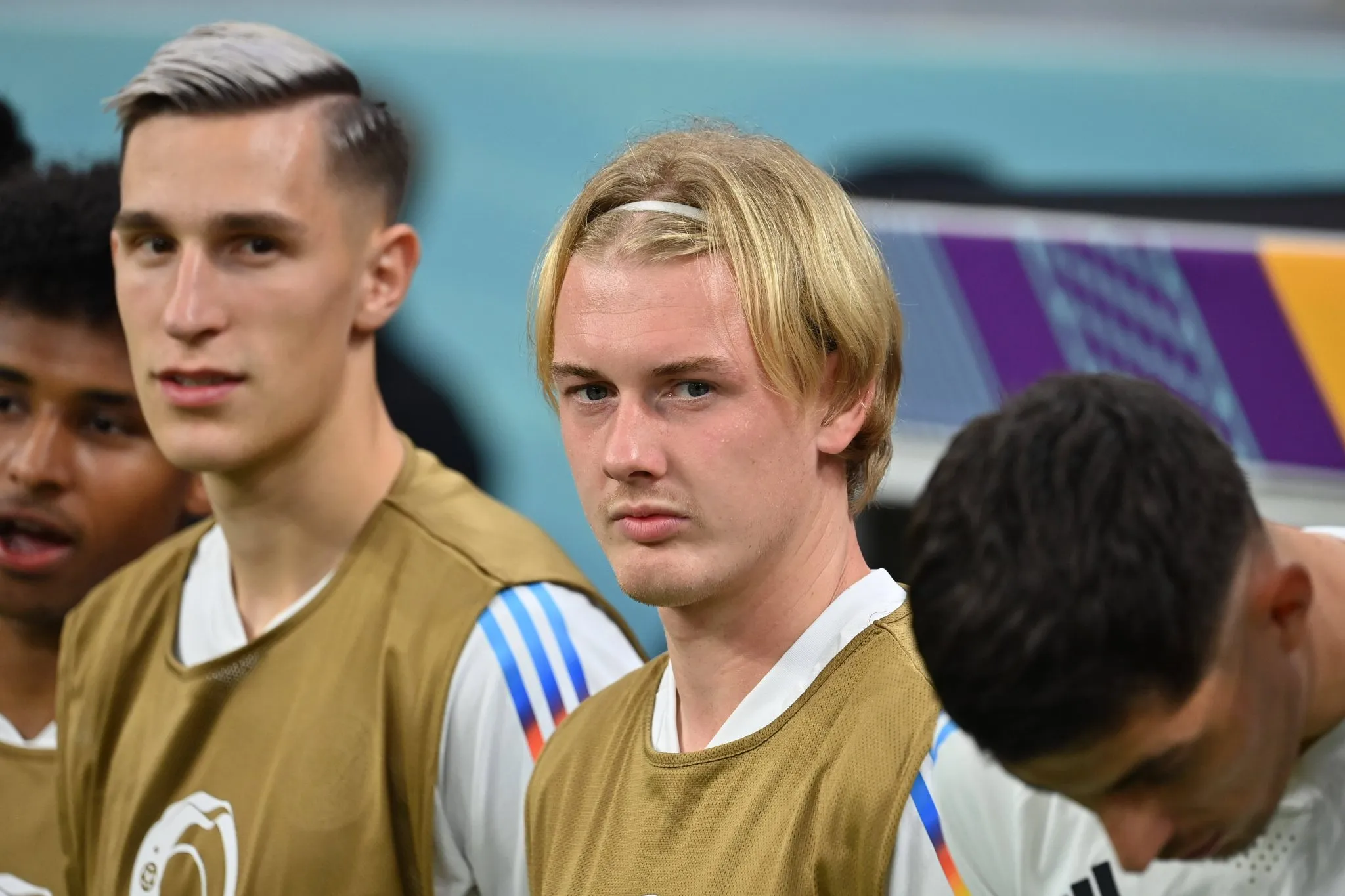 Brandt, ao centro, no banco de reservas da Alemanha na Copa do Mundo de 2022
