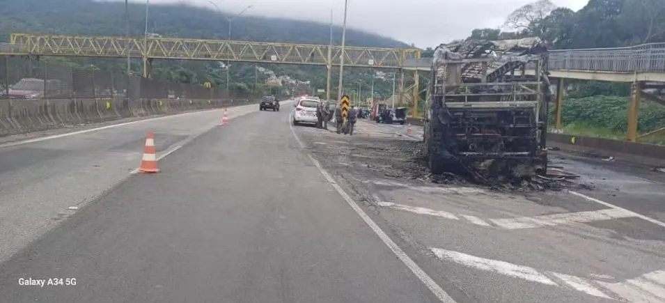 &Ocirc;nibus da torcida do Cruzeiro foi incendiado. Foto: Reprodu&ccedil;&atilde;o / Redes Sociais