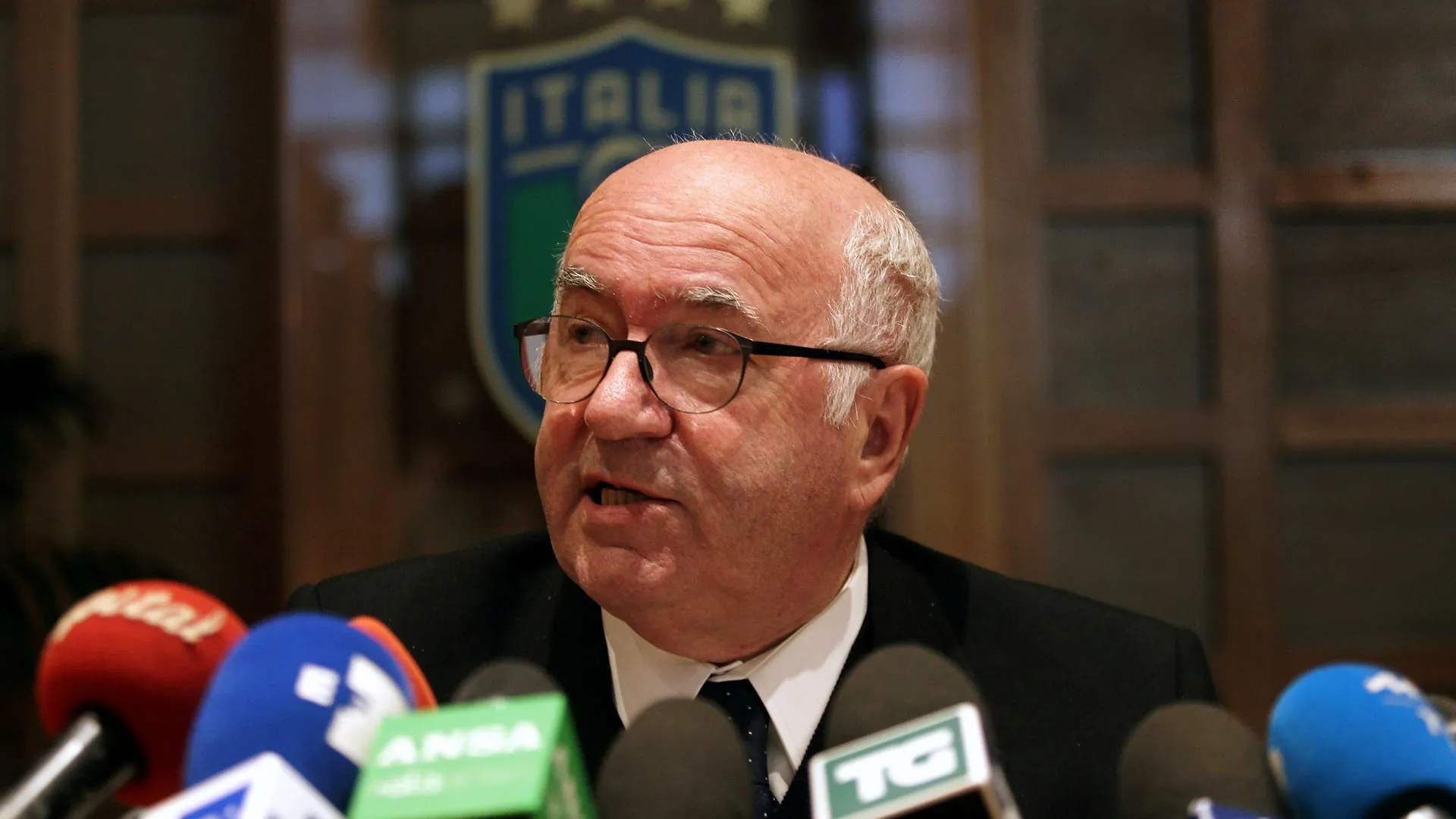 Sa&iacute;da de Tavecchio da Federa&ccedil;&atilde;o Italiana exp&otilde;e caos na escolha de Ventura e acusa&ccedil;&atilde;o de ass&eacute;dio sexual