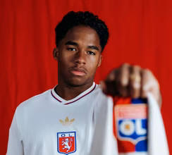 &lsquo;Lembra o M&uuml;ller&rsquo;: Substituto de Almada e Cherki impressiona no Lyon e pode ajudar Endrick