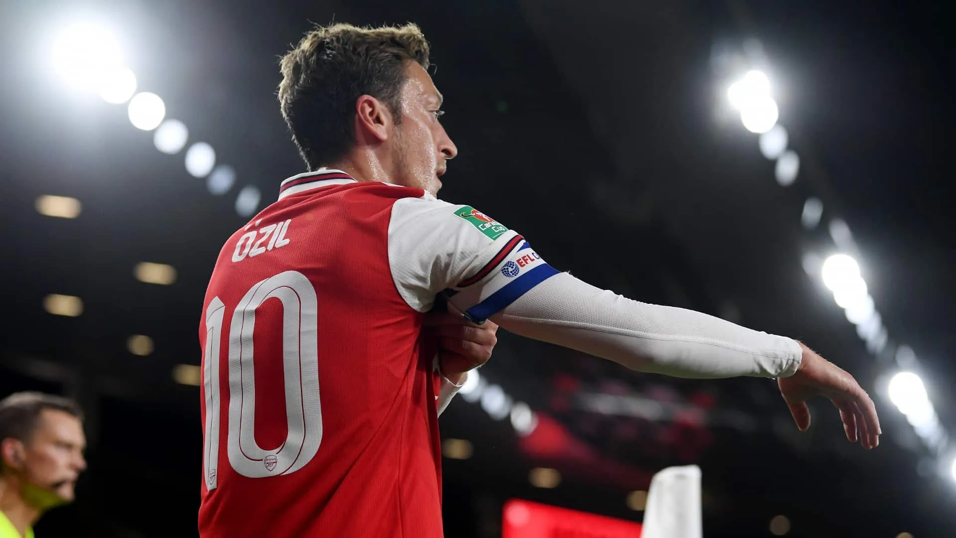 &Ouml;zil: &ldquo;Voc&ecirc; passa por momentos dif&iacute;ceis, mas n&atilde;o &eacute; motivo para fugir. Ficarei no Arsenal&rdquo;