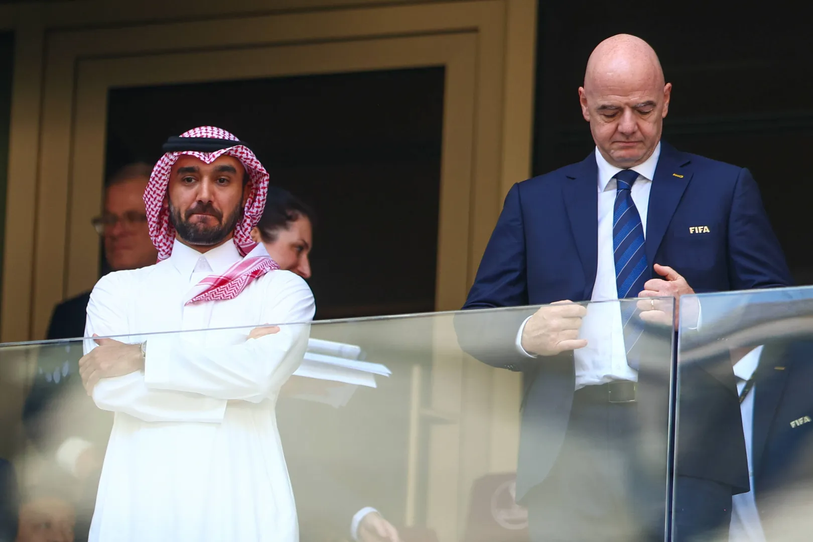 Mohammad bin Salman, pr&iacute;ncipe herdeiro da Ar&aacute;bia Saudita e dono do Newcastle, ao lado de Gianni Infantino, presidente da Fifa Foto: (Imago) 