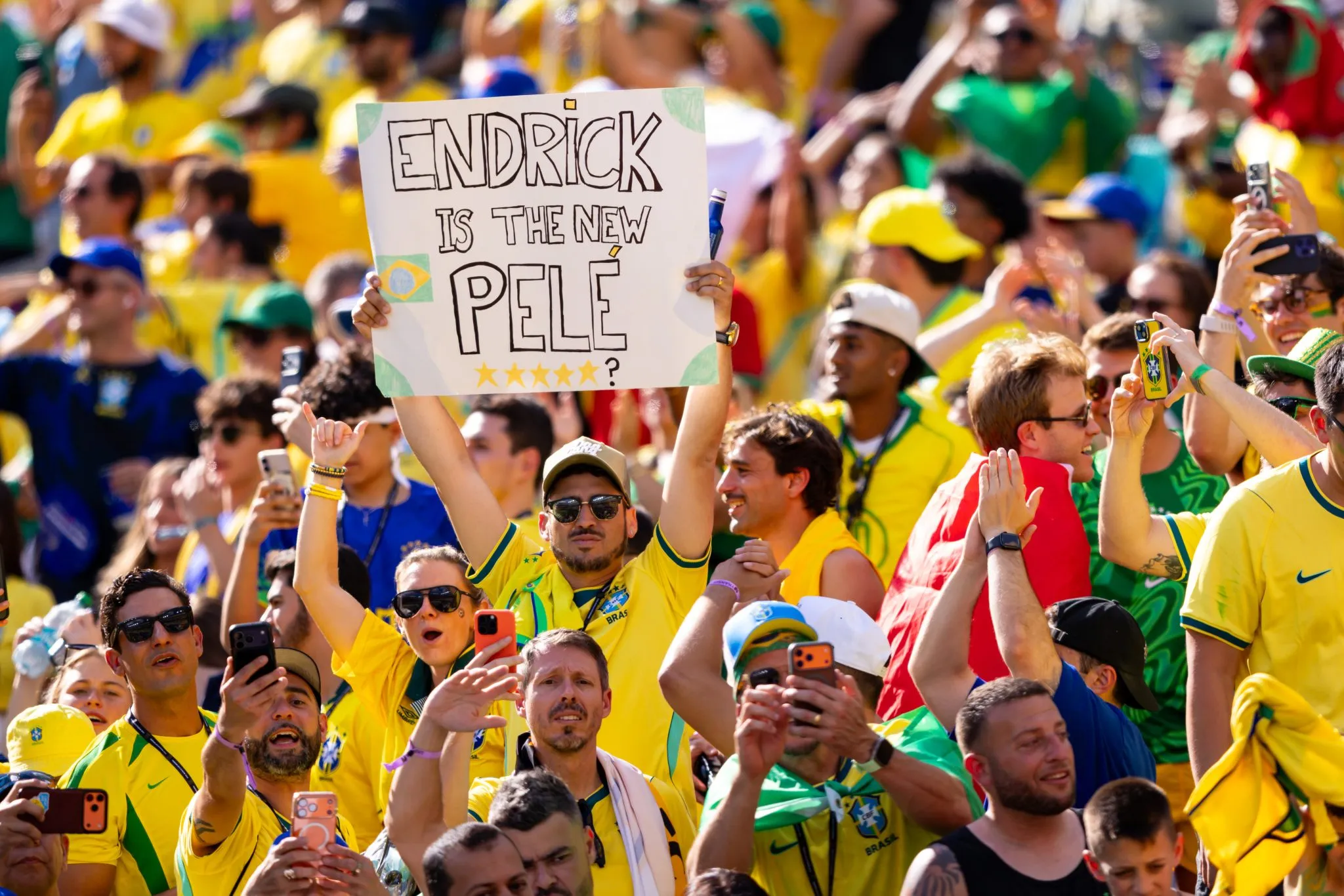 "Endrick &eacute; o novo Pel&eacute;", diz cartaz de torcedor brasileiro em jogo da Copa do Mundo