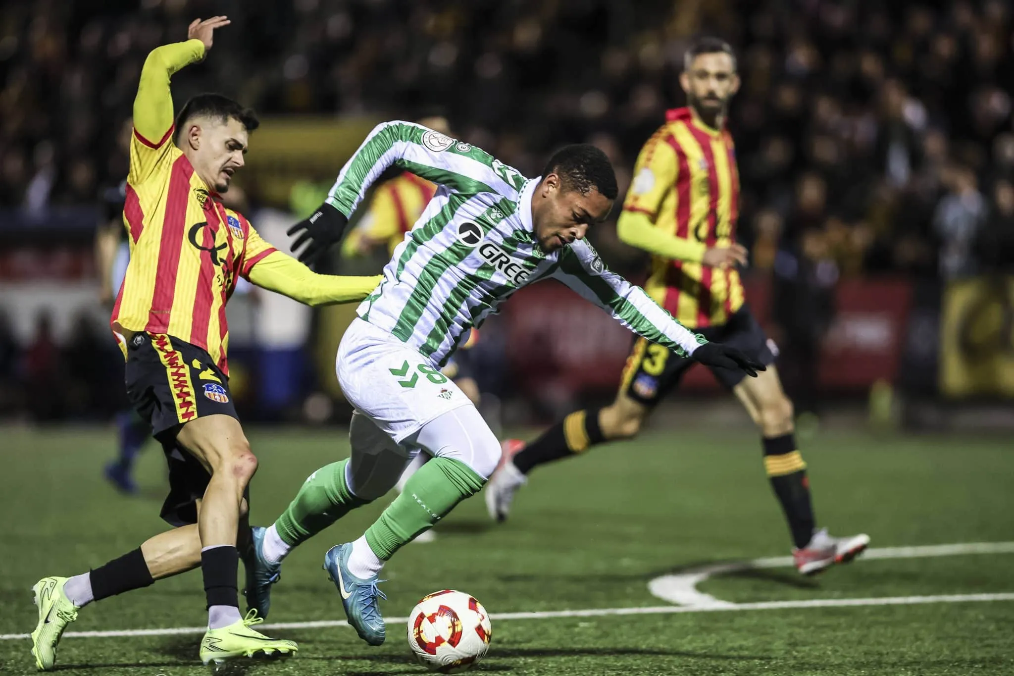 Salvo por ex-Barcelona, Vitor Roque derrapa no B&eacute;tis at&eacute; contra time semi-profissional