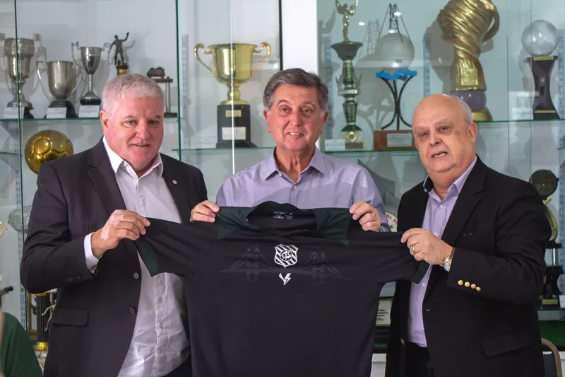 Top&aacute;zio Neto recebendo homenagem do Figueirense