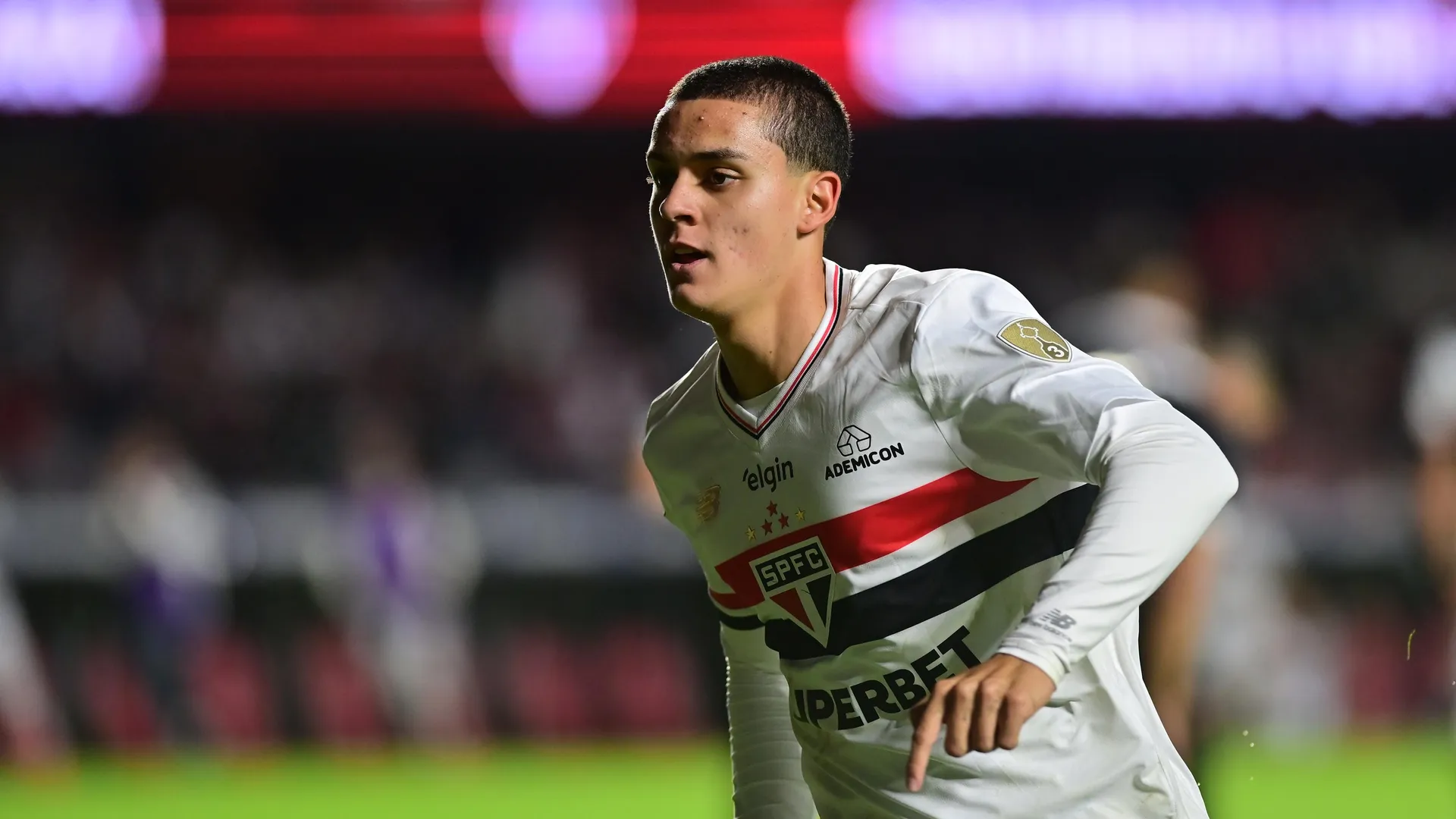 Lucca comemora ap&oacute;s marcar gol para o S&atilde;o Paulo (Foto: Eduardo Carmim/Photo Premium/Gazeta Press)