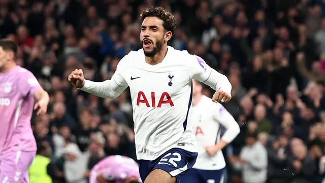 Tottenham ainda deixa d&uacute;vidas, mas encerra jejum com primeira vit&oacute;ria marcada por lei do ex