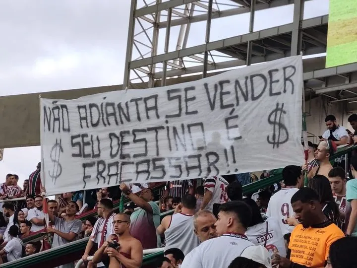 Fluminense provoca Botafogo com faixa em alus&atilde;o &agrave; SAF - Foto: Reprodu&ccedil;&atilde;o