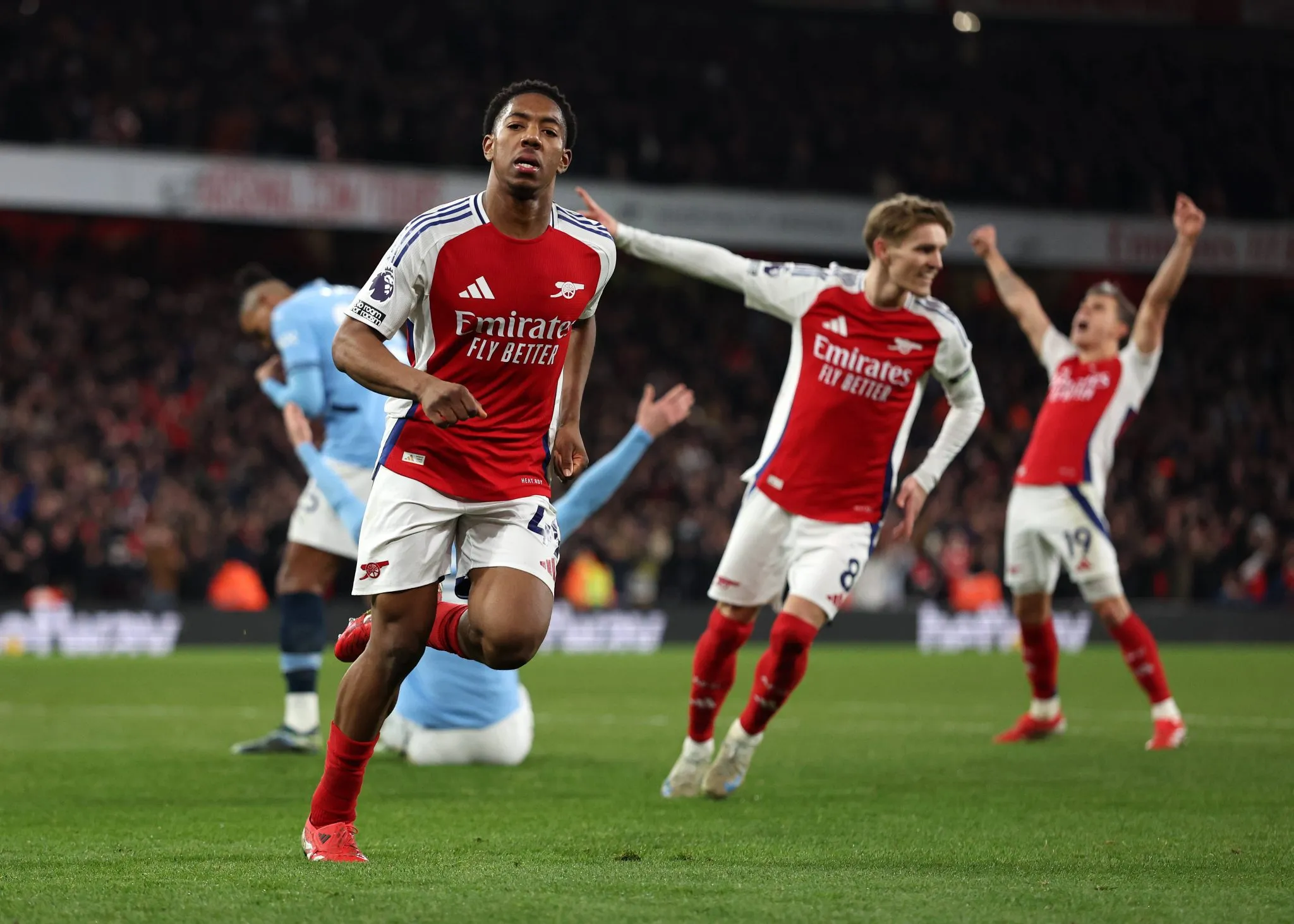 Lewis-Skelly comemora gol em vit&oacute;ria do Arsenal por 5 a 1 sobre o Manchester City 