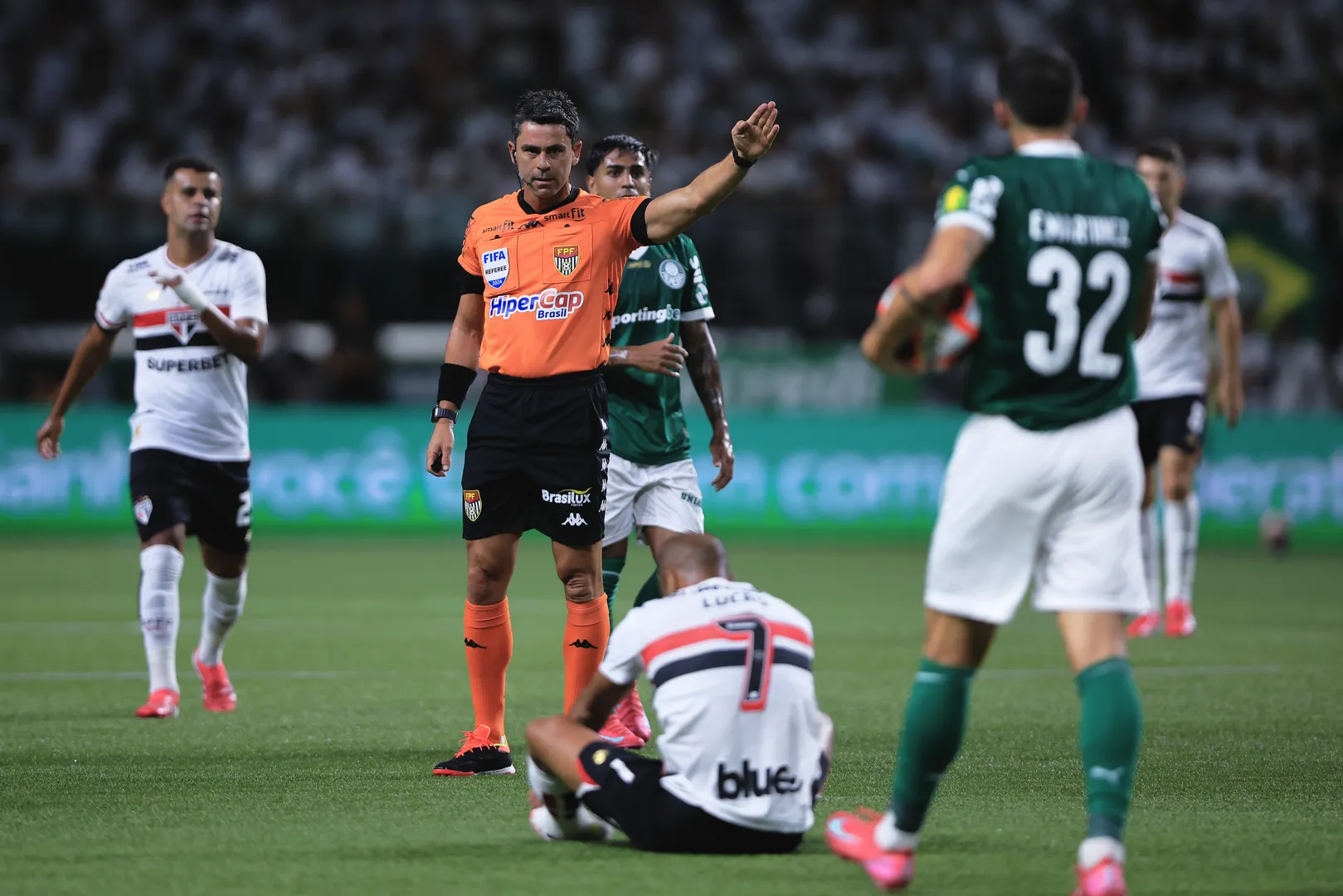 Lucas Moura sofreu com faltas no duelo com o Palmeiras