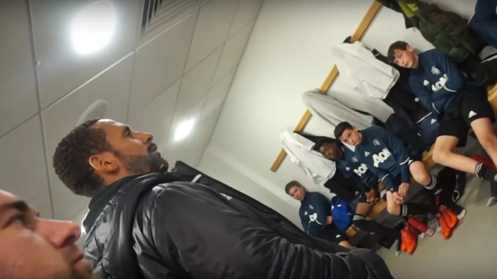 Ferdinand faz discurso de incentivo para a garotada do United ap&oacute;s derrota de 9 a 0 para o City
