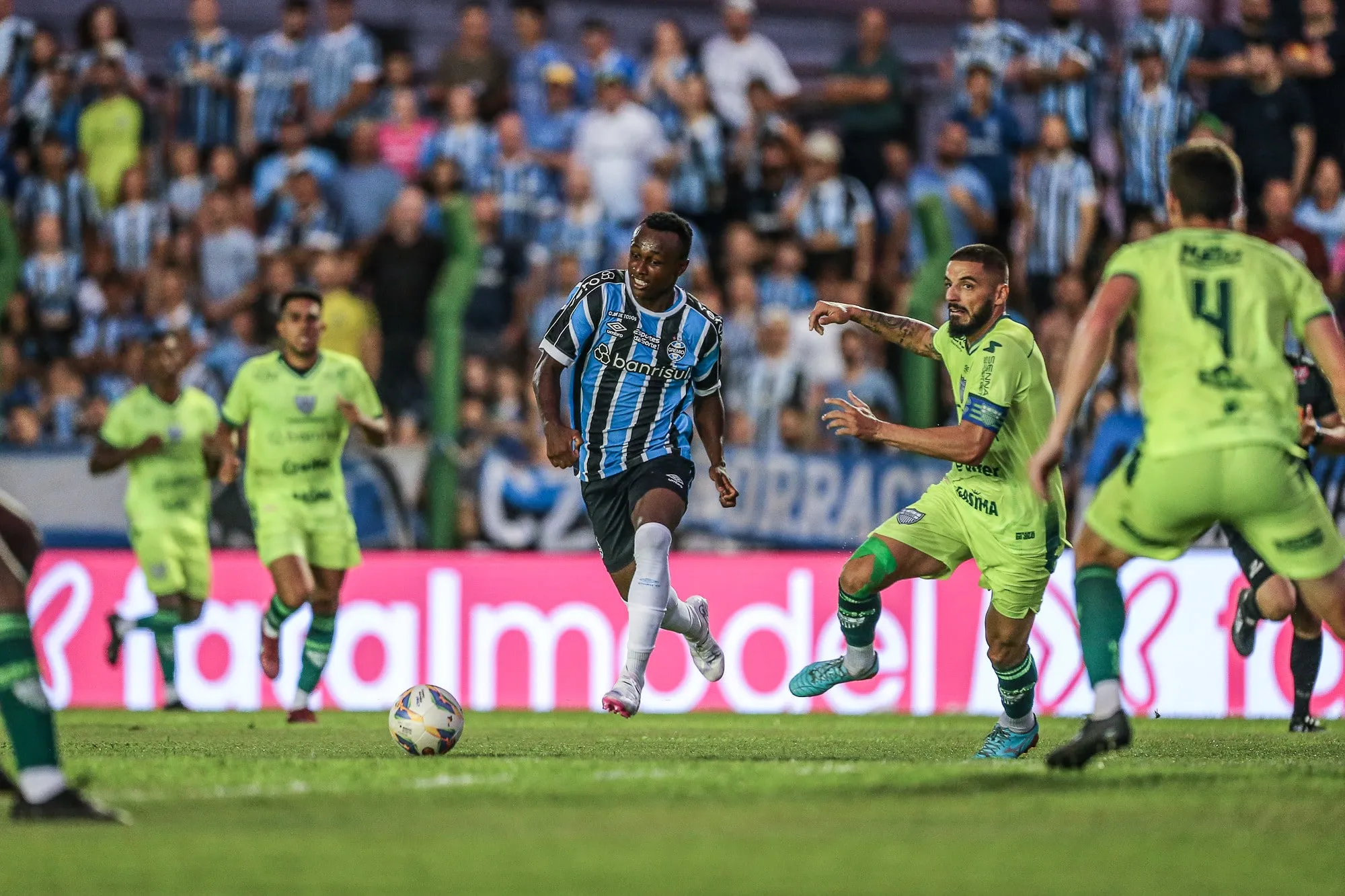 1 a 0 &eacute; golear: Gr&ecirc;mio vence mais uma pelo placar m&iacute;nimo e se mant&eacute;m na lideran&ccedil;a do Gauch&atilde;o