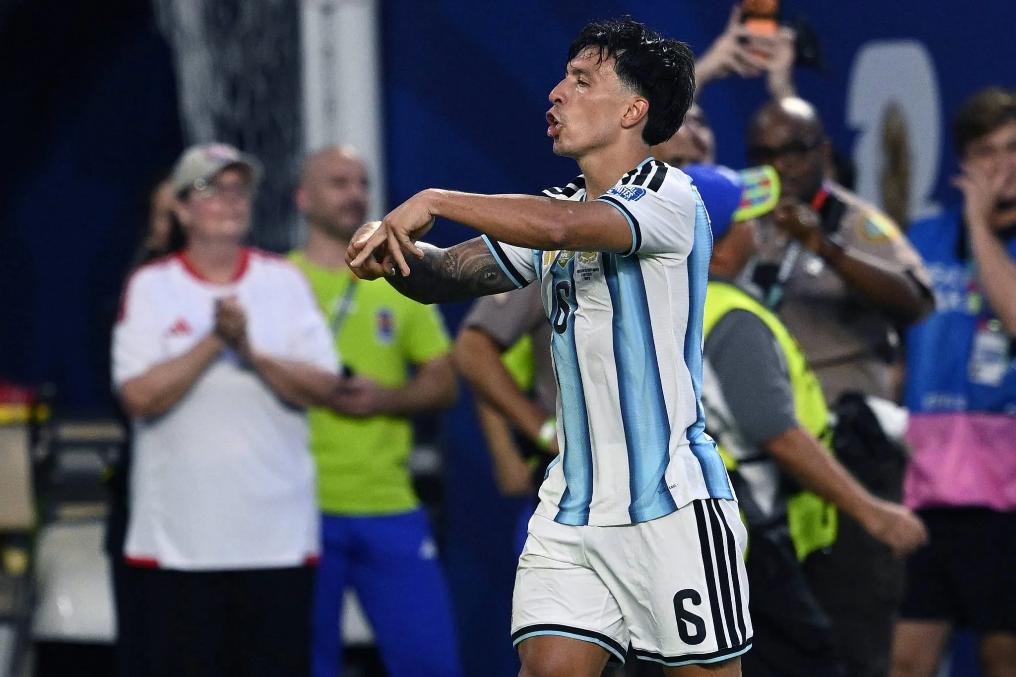 Lisandro Mart&iacute;nez celebra gol pela Argentina