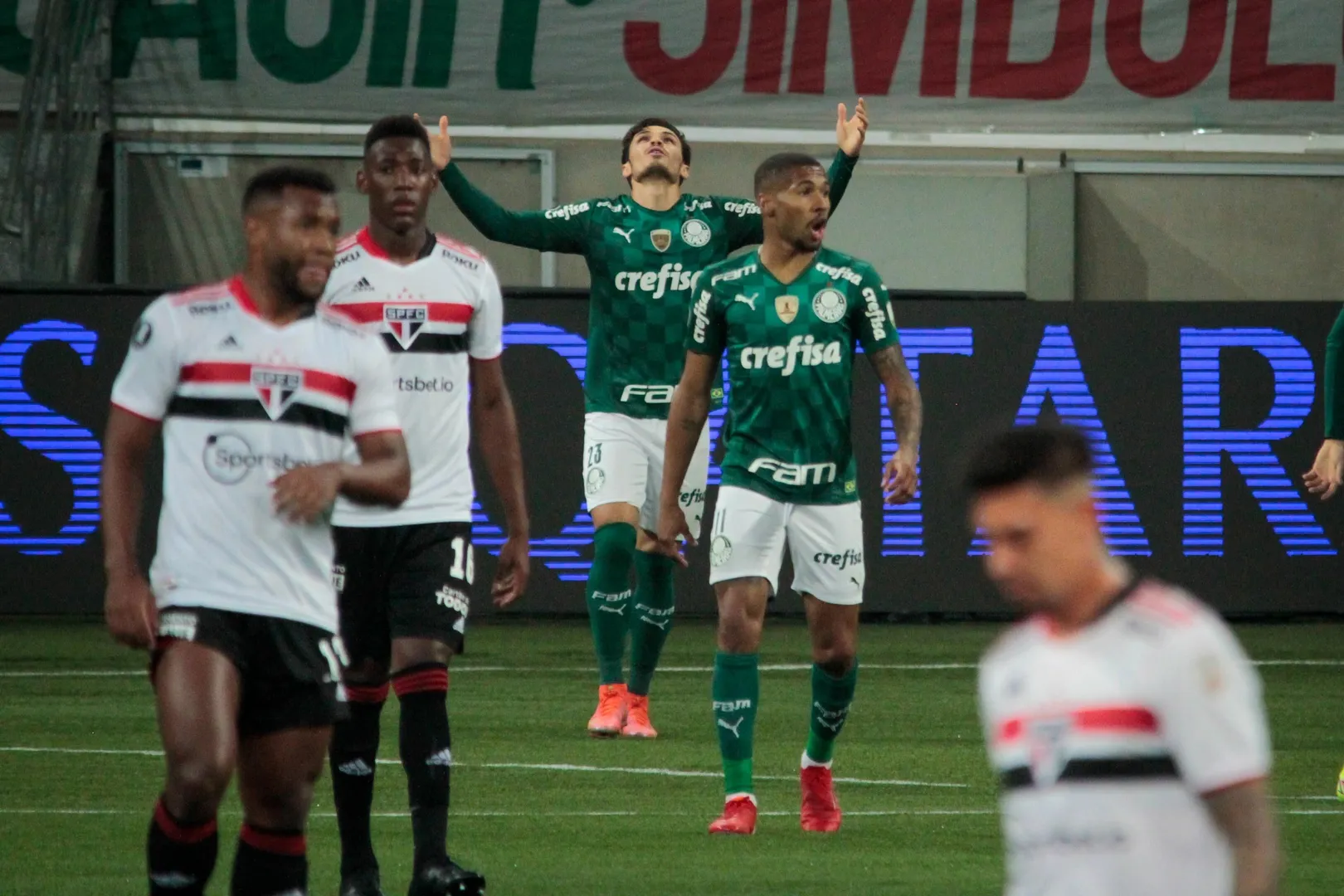 Raphael Veiga comemora gol do Palmeiras sobre o S&atilde;o Paulo nas quartas de final da Libertadores de 2021