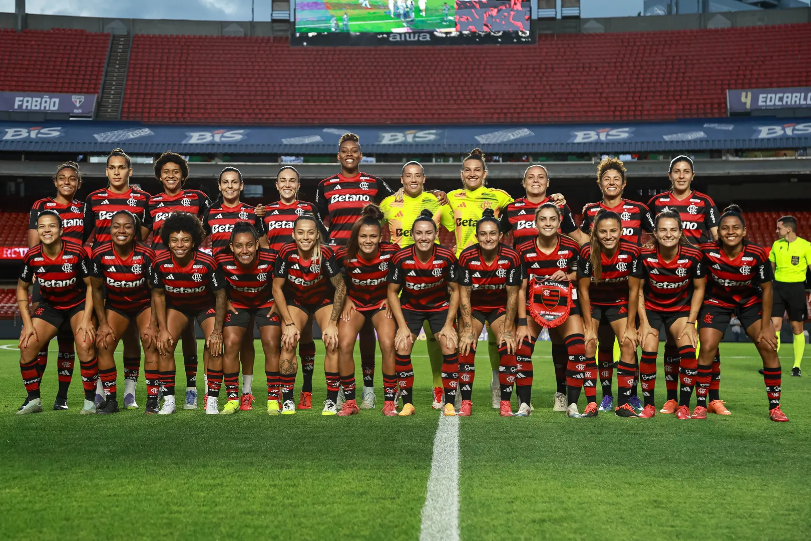 Time feminino do Flamengo antes de jogo contra o S&atilde;o Paulo