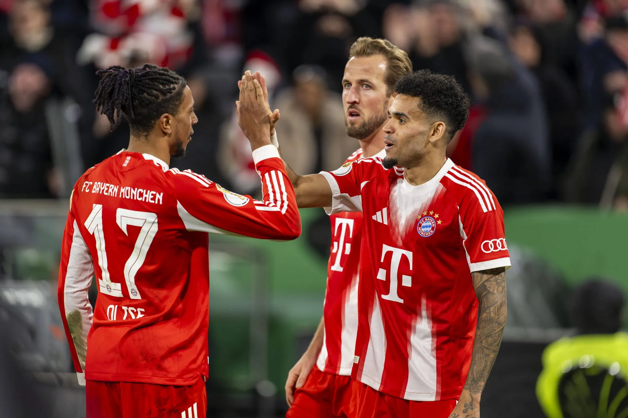 Olise, Harry Kane e Luis Díaz celebram gol do Bayern