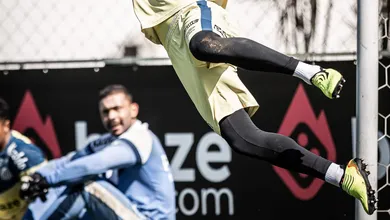 Jo&atilde;o Paulo mostrou ao Santos e a todos com milagres contra o Corinthians: h&aacute; abismo entre ele e Vladimir