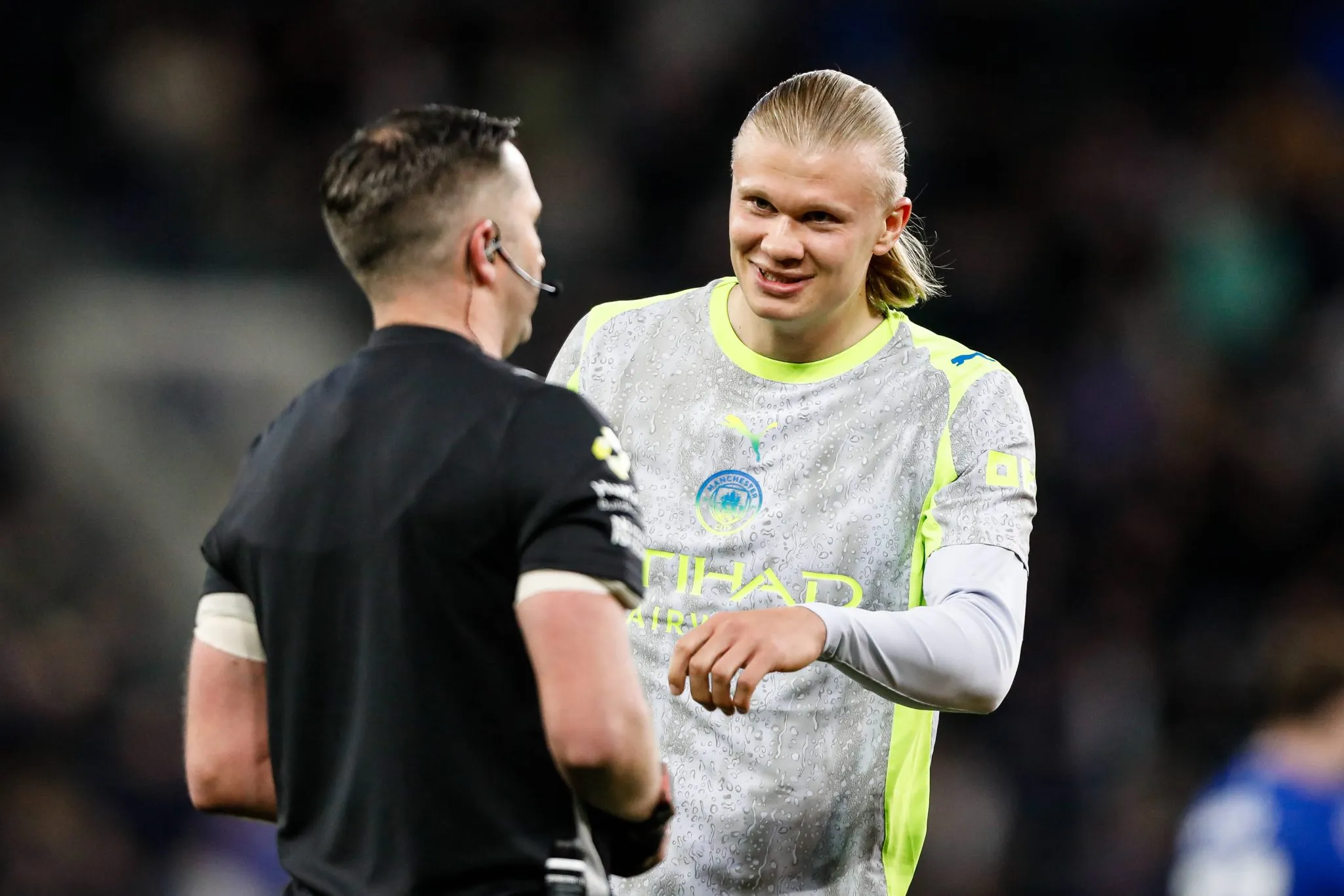 Haaland conversa com &aacute;rbitro Michael Oliver 