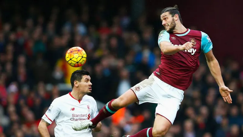 Lei do ex &eacute; mesmo implac&aacute;vel: Carroll subiu alto para decretar derrota do Liverpool
