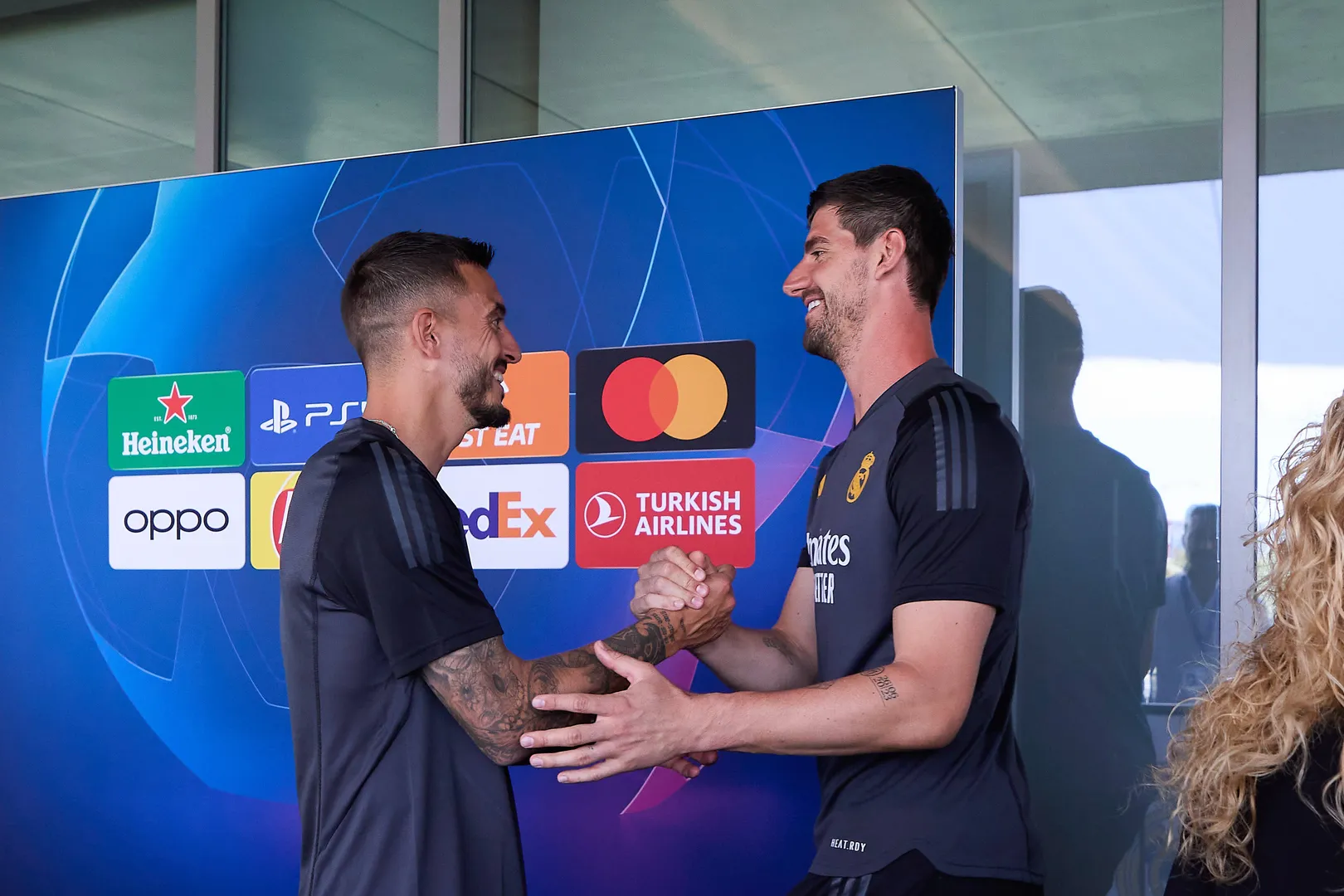 Joselu cumprimenta Courtois no Real Madrid Foto: (Imago)